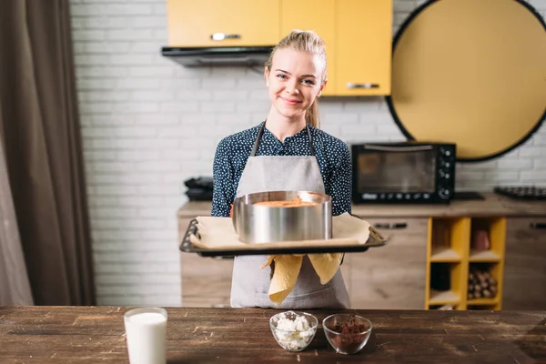 Žena držící vaření prsten s dortem — Stock fotografie