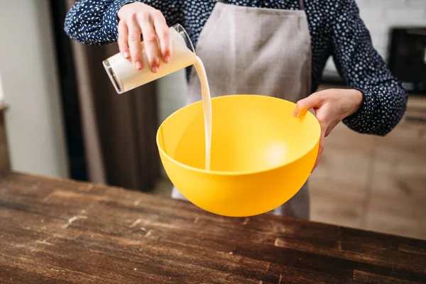 Mujer añadiendo leche en un tazón — Foto de Stock