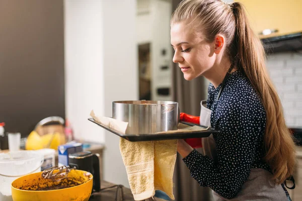 Femme tenant anneau de cuisson avec gâteau — Photo