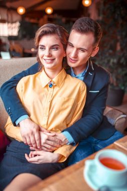 Neşeli aşk çifte romantik Tarih