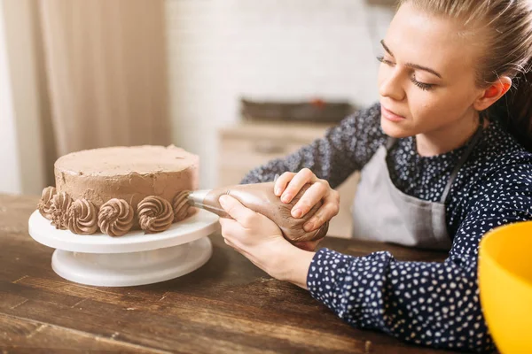 Çikolatalı kek dekorasyon kadın — Stok fotoğraf