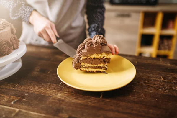 Donna in possesso di pezzo di torta — Foto Stock