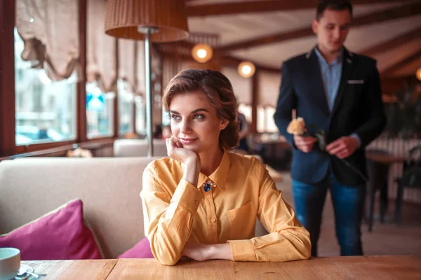 Schöne Frau wartet im Restaurant — Stockfoto