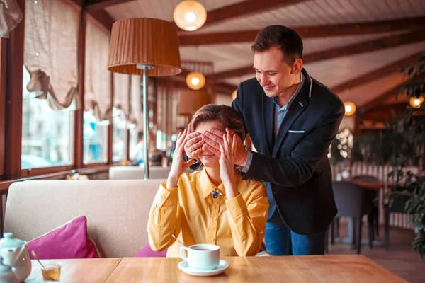 Cita romántica de pareja de amor en el restaurante — Foto de Stock