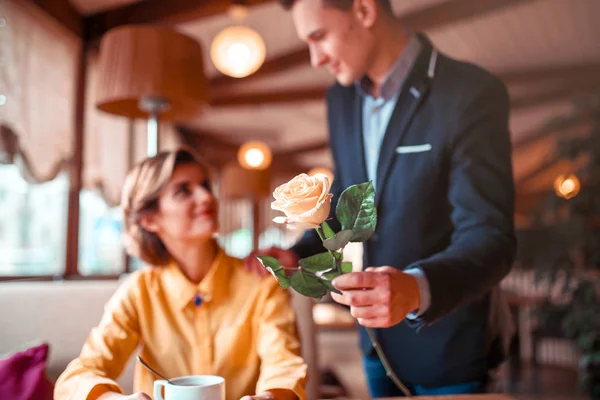 Mann schenkt Rose an glückliche Frau — Stockfoto