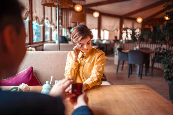 Marriage proposal in restaurant — Stock Photo, Image