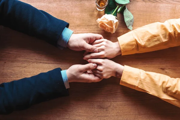 Liebe Paar Hände — Stockfoto