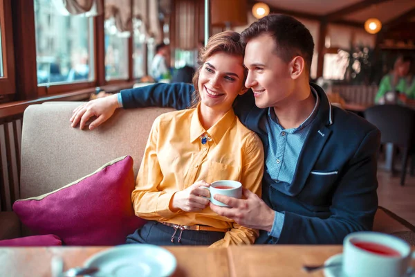 Fröhliches Liebespaar bei romantischem Date — Stockfoto