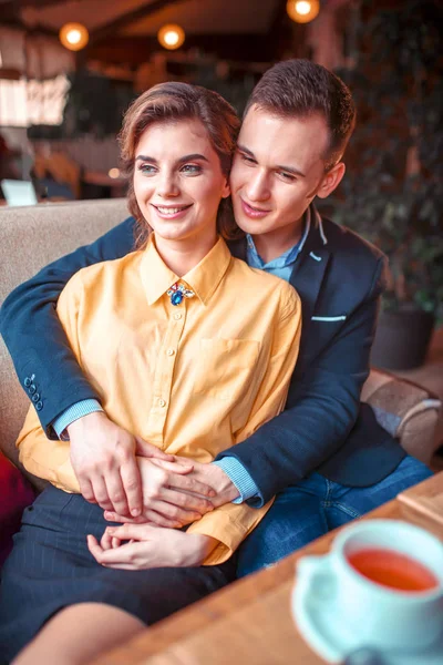 Fröhliches Liebespaar bei romantischem Date — Stockfoto