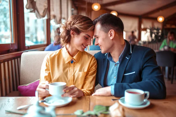 Homme et femme à la date romantique — Photo