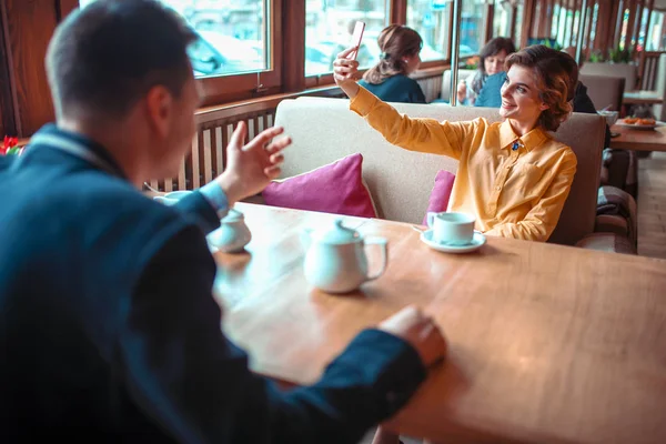 Žena, takže selfie v restauraci — Stock fotografie