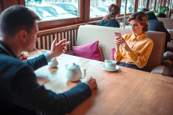 Frau benutzt Smartphone in Restaurant — Stockfoto