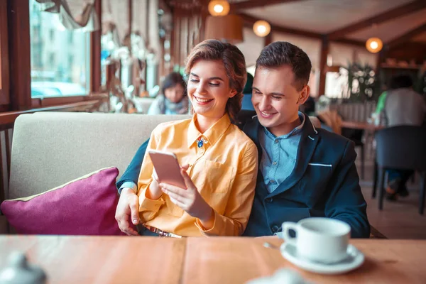 Любовь пара с помощью смартфона в ресторане — стоковое фото