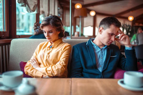 Ehepaar sitzt schlecht gelaunt in Restaurant — Stockfoto