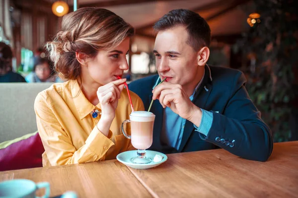 Man en vrouw op romantisch diner — Stockfoto