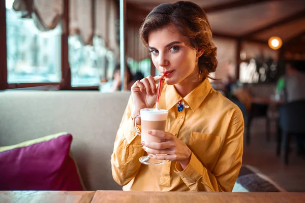 Femme boire café latte — Photo