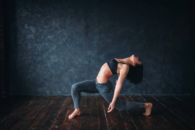 kadın performans gösteren çağdaş dans