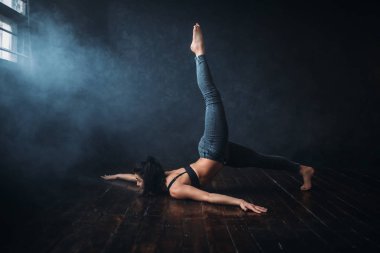 kadın performans gösteren çağdaş dans