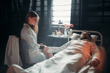 kadın doktor insanın nabız ölçme