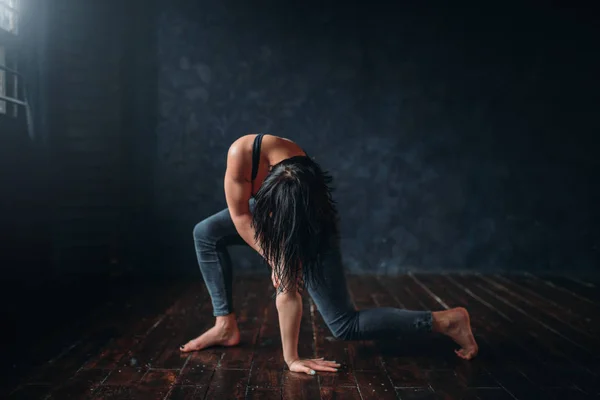 Vrouw presterende hedendaagse dans — Stockfoto