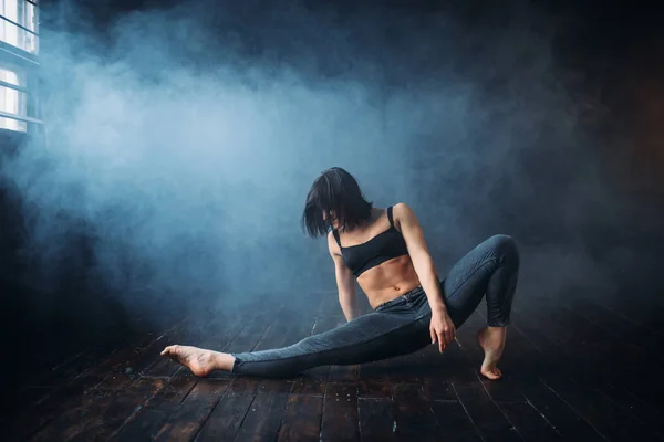 Mujer realizando danza contemporánea — Foto de Stock
