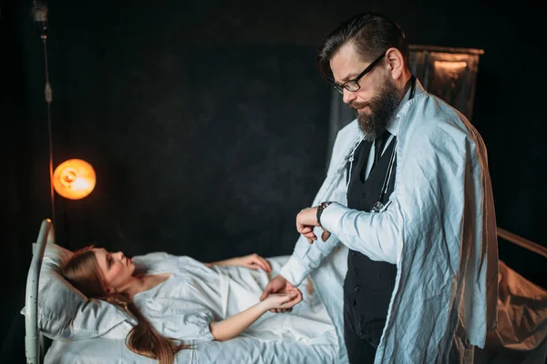 Erkek doktor kadın nabız ölçme — Stok fotoğraf