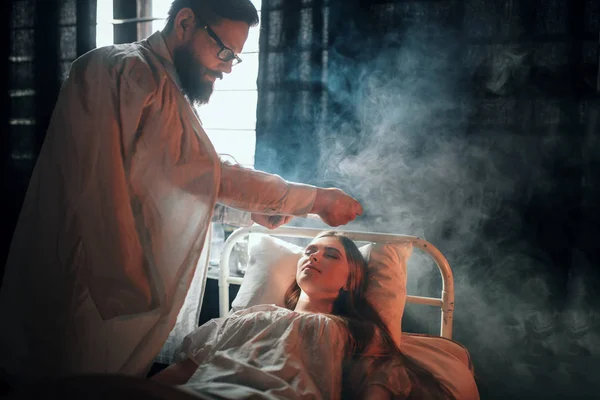 Mann stellt sich im Krankenhaus gegen kranke Frau — Stockfoto