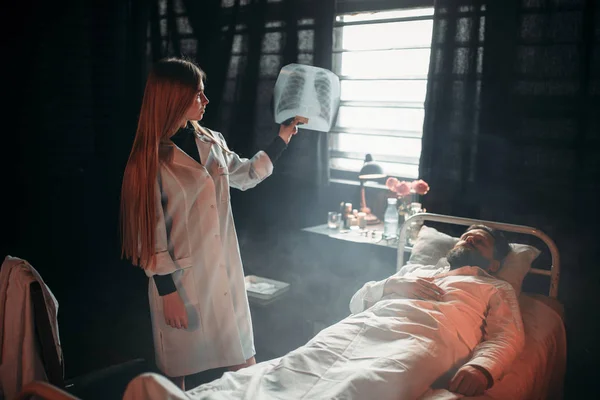 Kadın Doktor Röntgen resim ile — Stok fotoğraf