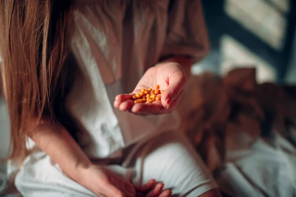 Jovem mulher doente no hospital — Fotografia de Stock