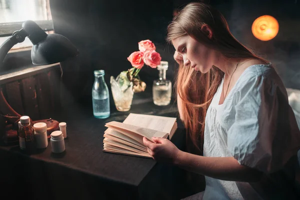 Jonge zieke vrouw in ziekenhuis — Stockfoto