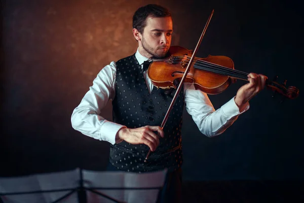 Músico masculino tocando violino — Fotografia de Stock