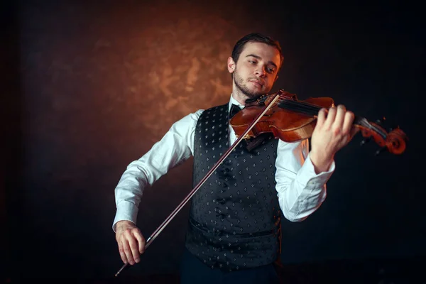 Músico masculino tocando el violín — Foto de Stock