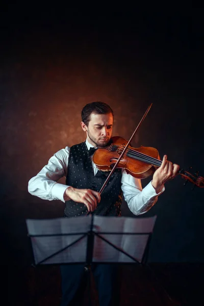 Músico masculino tocando violino — Fotografia de Stock