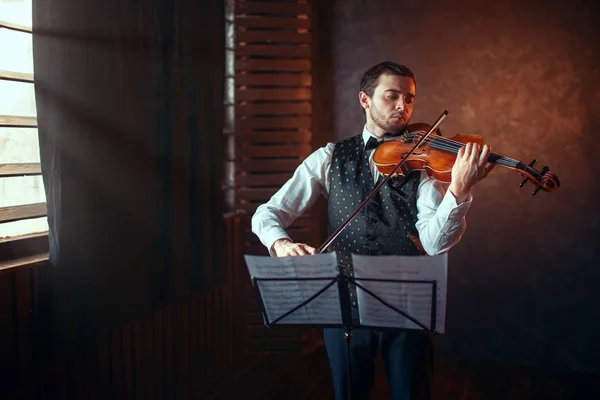Musicien masculin jouant du violon — Photo