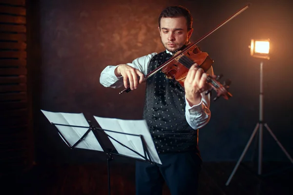 Musicien masculin jouant du violon — Photo