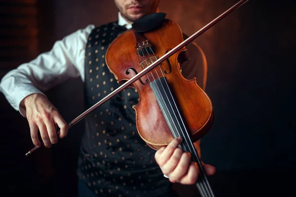 Músico masculino tocando violino — Fotografia de Stock