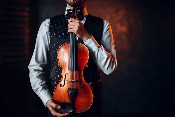 Musicien masculin tenant le violon — Photo
