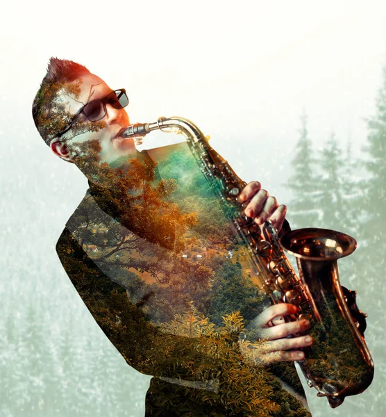 Músico masculino tocando saxofón — Foto de Stock