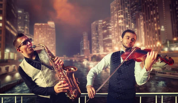 Männliche Musiker spielen Saxophon und Geige — Stockfoto