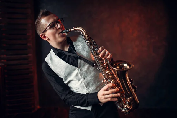 Músico masculino tocando saxofón — Foto de Stock