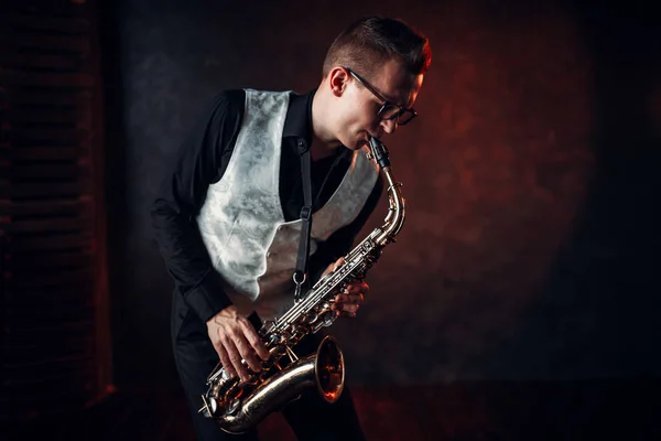 Músico masculino tocando saxofón — Foto de Stock