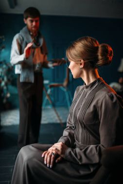 ressam kadın modeli ile çalışma