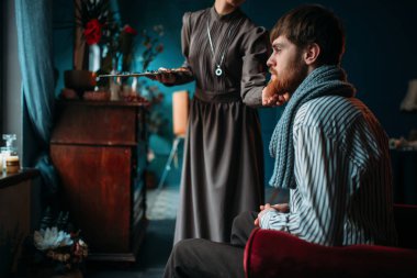 ressam erkek modeli ile çalışma