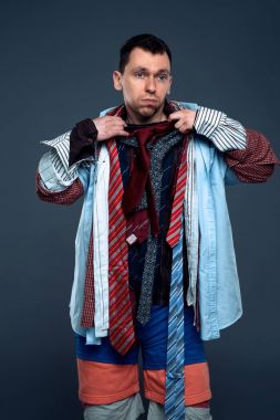 fazla giysi giymiş adam 