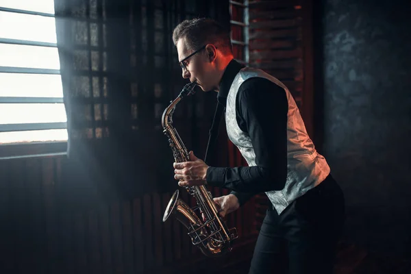 Músico masculino tocando saxofón — Foto de Stock