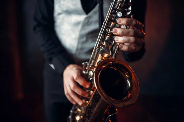 Musicista maschile che suona il sassofono — Foto Stock