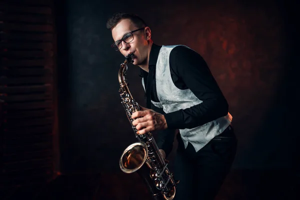 Mužské hudebník hraje saxofon — Stock fotografie
