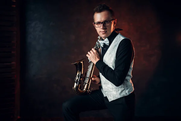 Männlicher Musiker posiert mit Saxophon — Stockfoto