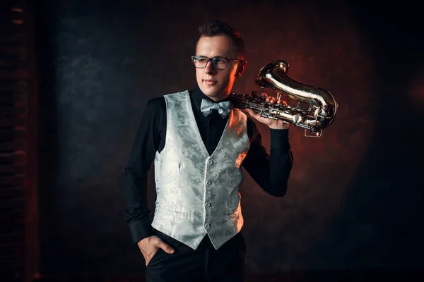 Male musician posing with saxophone — Stock Photo, Image