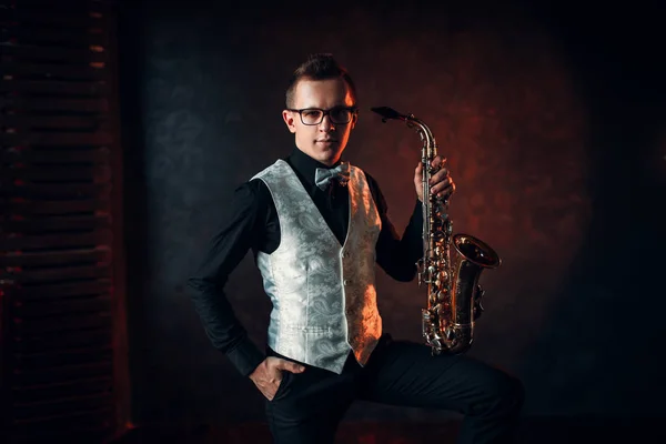 Male musician posing with saxophone — Stock Photo, Image